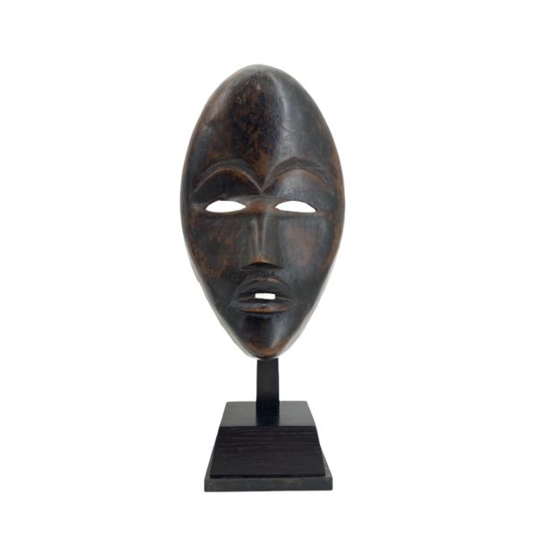 masque africain sur socle en bois 