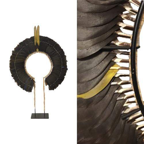 coiffe en plume sur un socle sur-mesure en acier noir